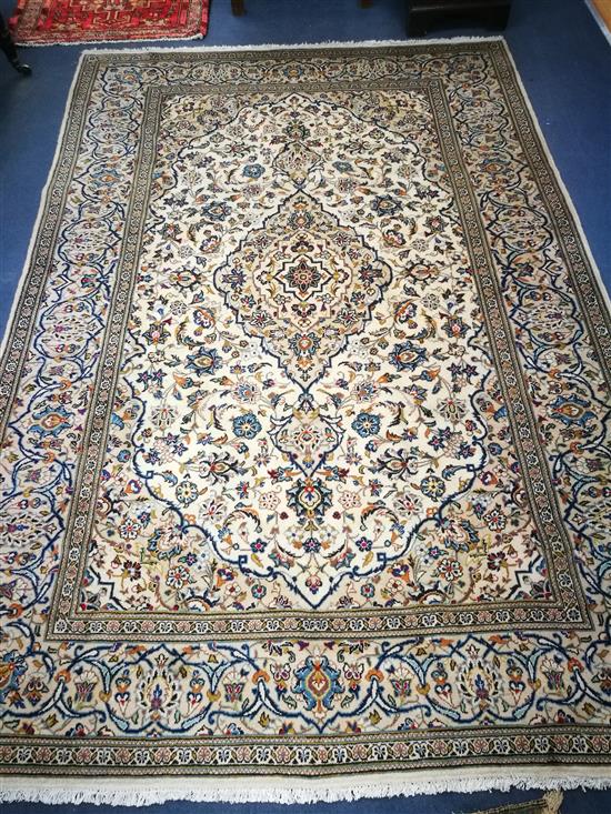 A Kashan rug 290 x 198cm